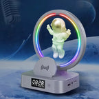 🚀 Parlante Astronauta 5 en 1 con Luz RGB, Reloj y Cargador Inalámbrico ✨