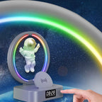 🚀 Parlante Astronauta 5 en 1 con Luz RGB, Reloj y Cargador Inalámbrico ✨
